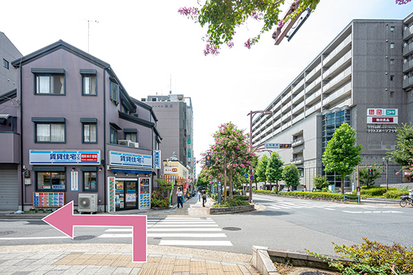 信号「山科駅」の横断歩道を渡ってください。（不動産があります。）